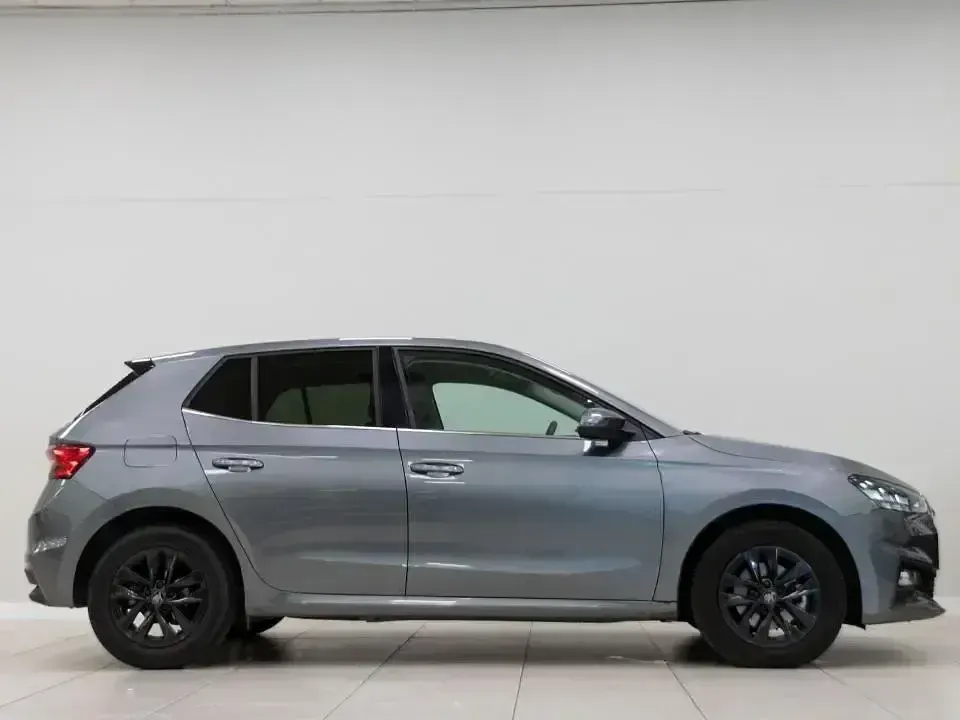 Usado Skoda Fabia Selection 115 CV (84 kW) 2025 Gris Utilitario