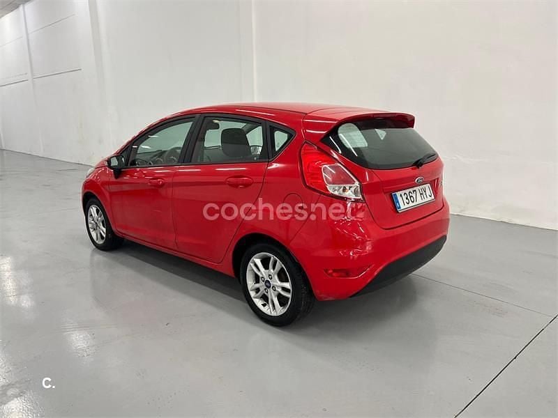 Usado Ford Fiesta Trend 82 CV (60 kW) 2014 Rojo Utilitario