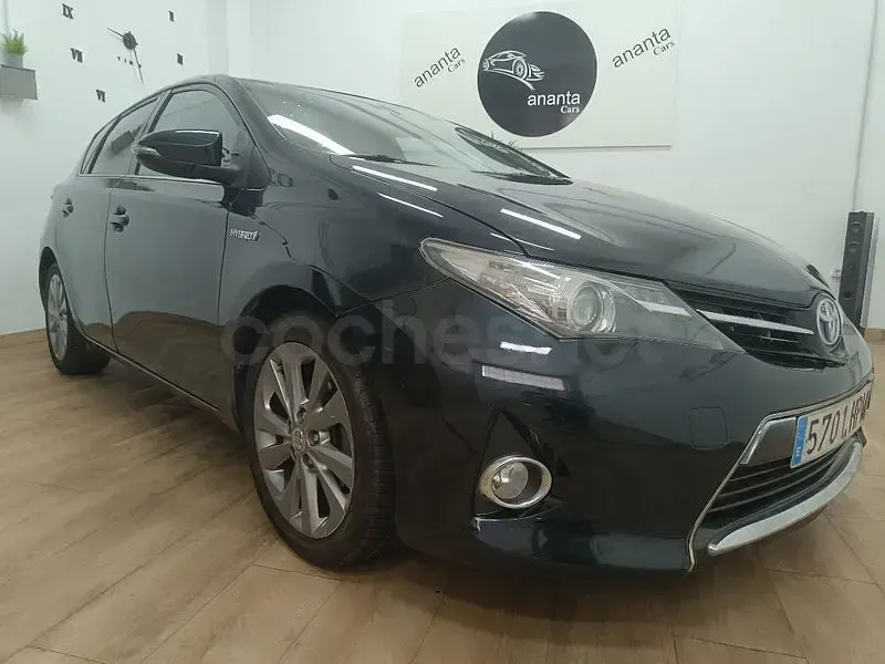 Usado Toyota Auris Hybrid Active 136 CV (100 kW) 2013 Negro Berlina