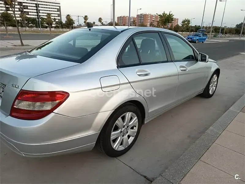 Usado Mercedes C200 136 CV (100 kW) 2011 Gris / plata Berlina