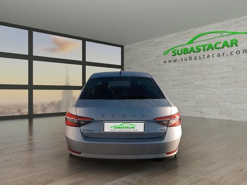 Usado Skoda Superb Style 218 CV (160 kW) 2021 Gris plata metalizado Berlina