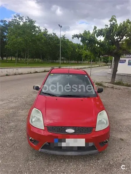 Usado Ford Fiesta Sport 90 CV (66 kW) 2005 Rojo Utilitario
