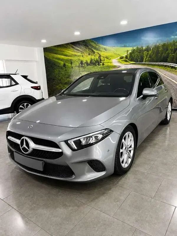 Usado Mercedes A180 116 CV (85 kW) 2019 Gris Utilitario