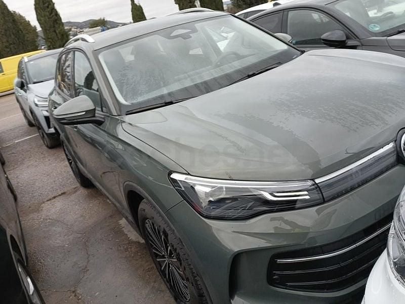 Usado VW Tiguan Life 150 CV (110 kW) 2024 Verde SUV