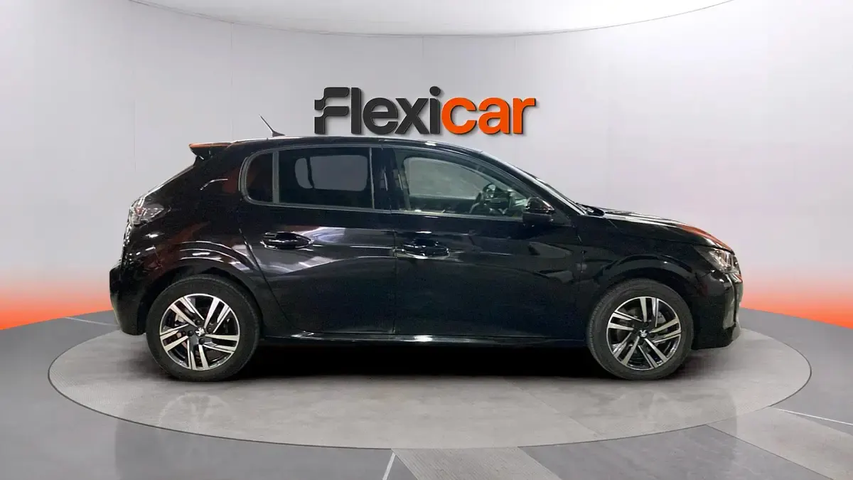 Usado Peugeot 208 Allure 101 CV (74 kW) 2023 Negro Utilitario