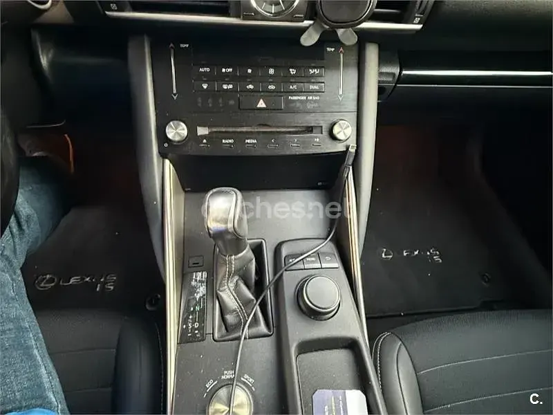 Usado Lexus IS300h Executive Line 223 CV (164 kW) 2017 Rojo Berlina