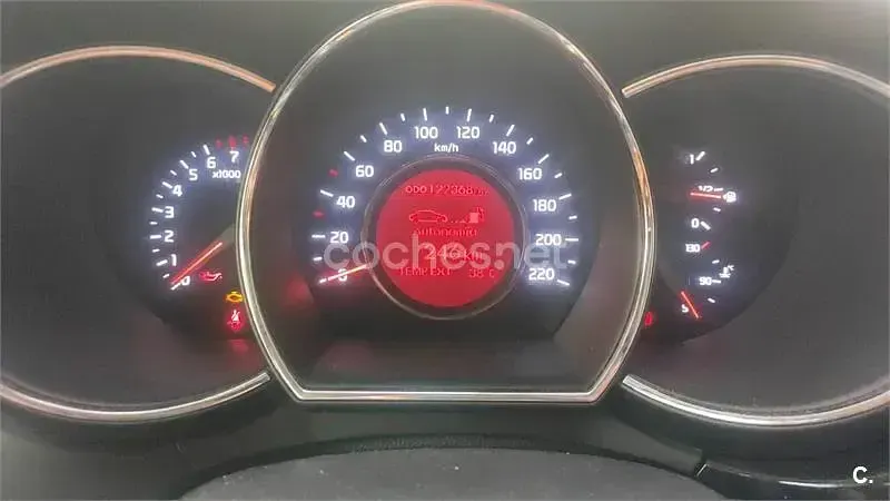 Usado Kia Rio 84 CV (61 kW) 2015 Rojo Berlina