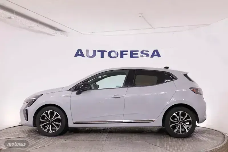 Usado Renault Clio Techno 90 CV (66 kW) 2025 Gris Utilitario