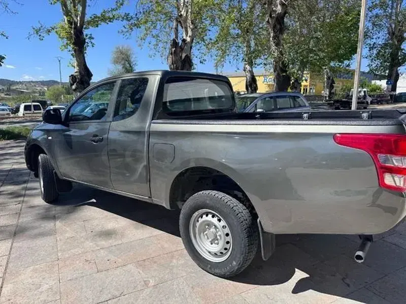 Usado Mitsubishi L200 154 CV (113 kW) 2018 Verde Pickup/Camioneta