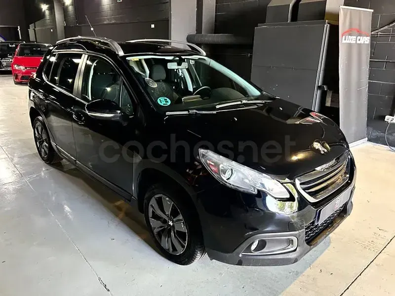 Usado Peugeot 2008 Allure 120 CV (88 kW) 2015 Negro SUV