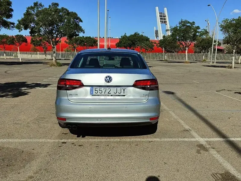 Usado VW Jetta Sportline 150 CV (110 kW) 2015 Gris / plata Berlina
