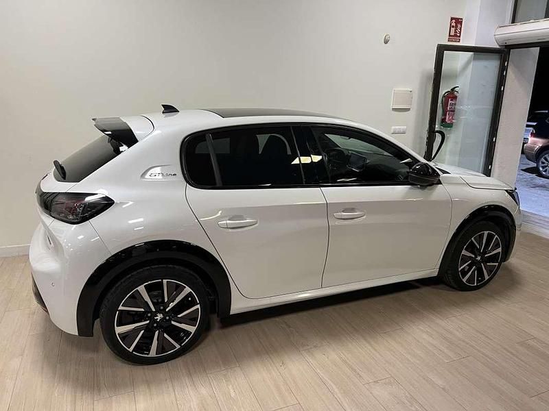 Usado Peugeot 208 GT-line 102 CV (75 kW) 2019 Blanco Utilitario