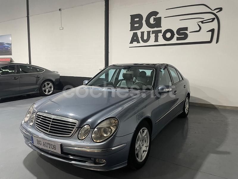 Usado Mercedes E220 Avantgarde 150 CV (110 kW) 2005 Azul Berlina