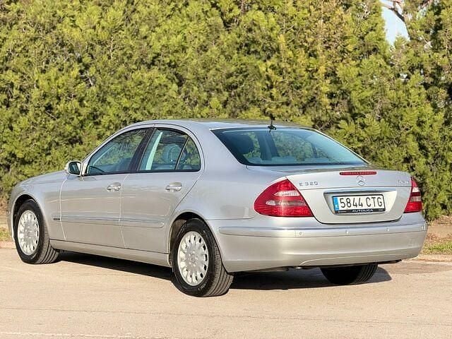 Usado Mercedes E320 Elegance 224 CV (164 kW) 2004 Gris / plata Berlina