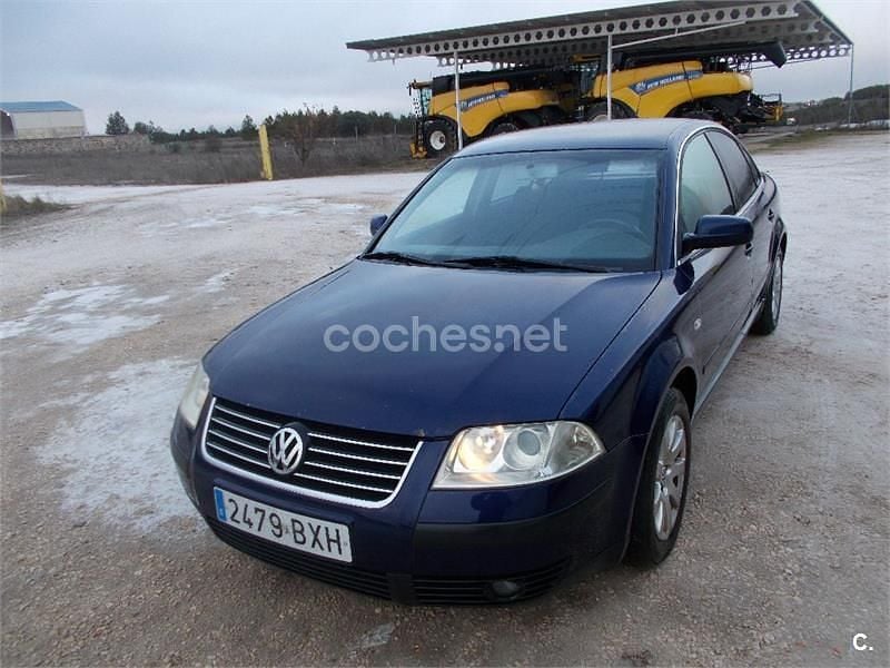 Azul Usado 2002 VW Passat Trendline Berlina | 2250 € (Precio justo) - Imagen 1/4