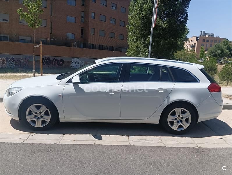 Usado Opel Insignia Selective 130 CV (95 kW) 2013 Blanco Familiar