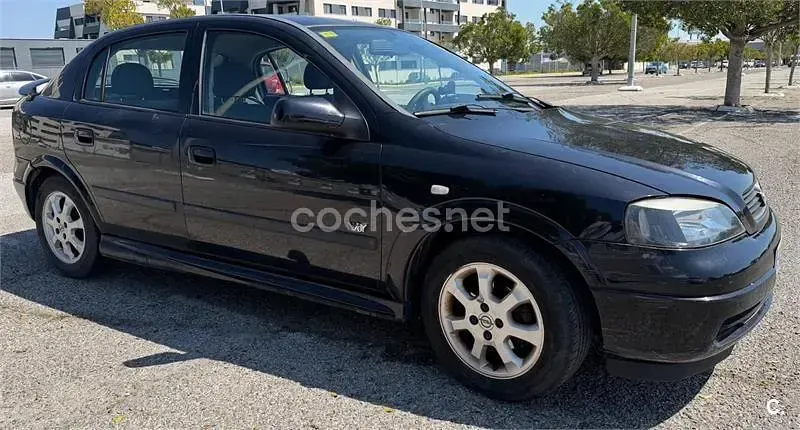Usado Opel Astra Comfort 100 CV (73 kW) 2003 Negro Familiar
