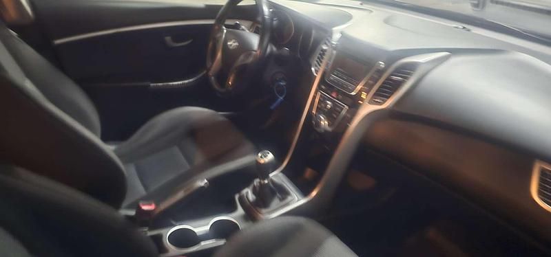 Usado Hyundai i30 101 CV (74 kW) 2014 Negro Utilitario