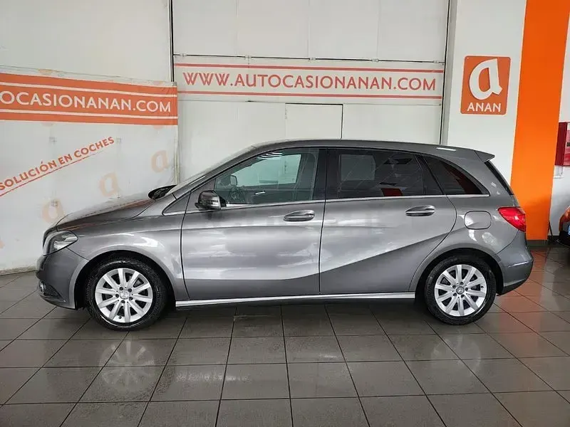 Usado Mercedes B180 109 CV (80 kW) 2016 Gris / plata Utilitario