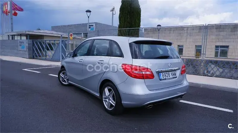 Usado Mercedes B180 122 CV (89 kW) 2013 Gris / plata Monovolumen