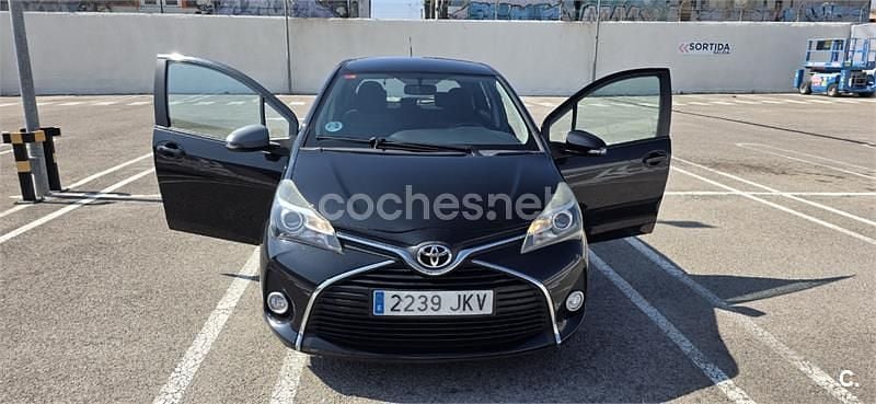 Usado Toyota Yaris Active 99 CV (72 kW) 2015 Negro Utilitario