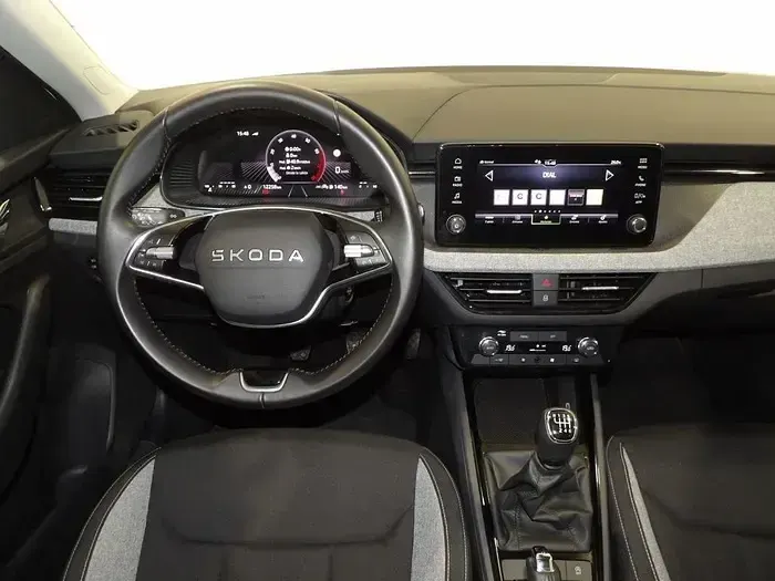 Usado Skoda Scala Selection 115 CV (84 kW) 2025 Blanco Utilitario