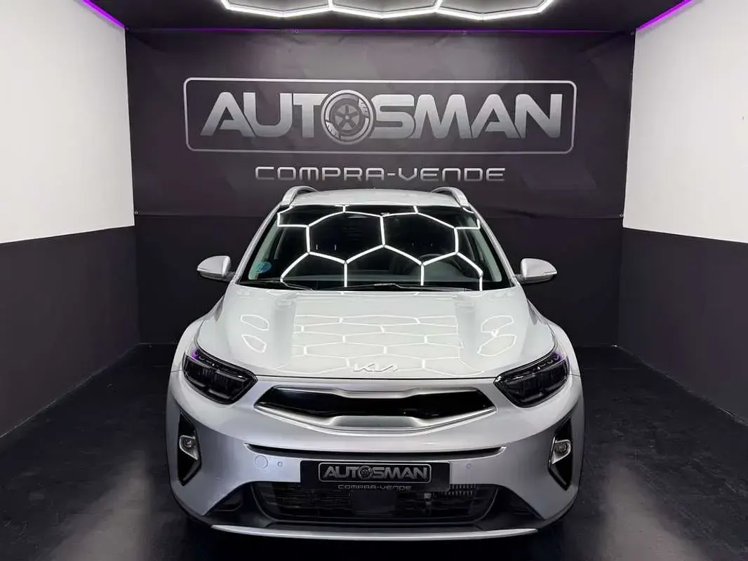 Usado Kia Stonic Style 99 CV (72 kW) 2023 Gris SUV
