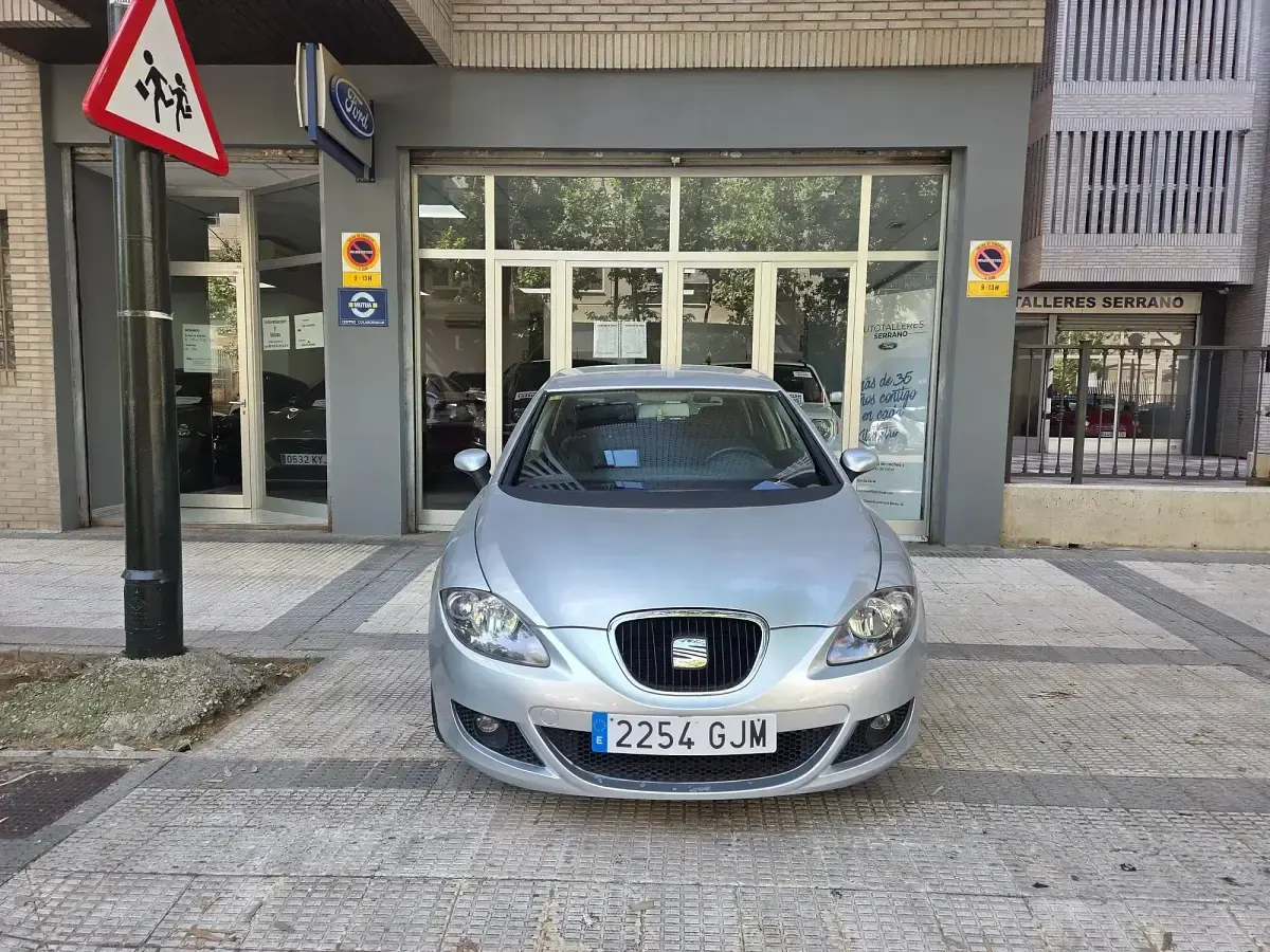 Usado Seat Leon Ecomotive 105 CV (77 kW) 2008 Gris / plata Utilitario
