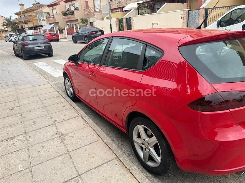 Usado Seat Leon Reference 90 CV (66 kW) 2010 Rojo Berlina
