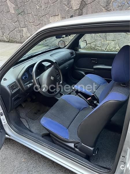 Usado Peugeot 106 60 CV (44 kW) 2001 Gris / plata Utilitario