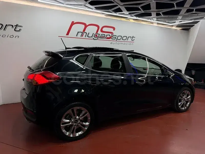 Usado Kia Ceed GT 128 CV (94 kW) 2012 Negro Berlina