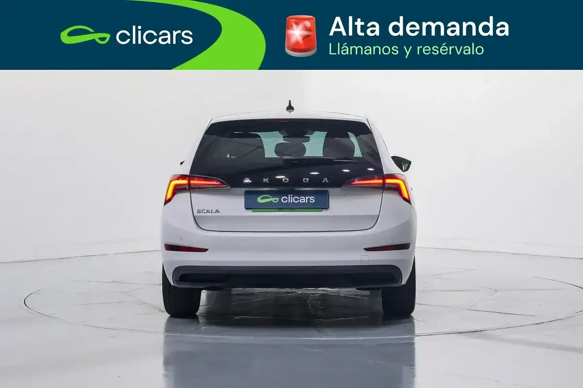 Usado Skoda Scala Ambition 110 CV (80 kW) 2021 Blanco Utilitario