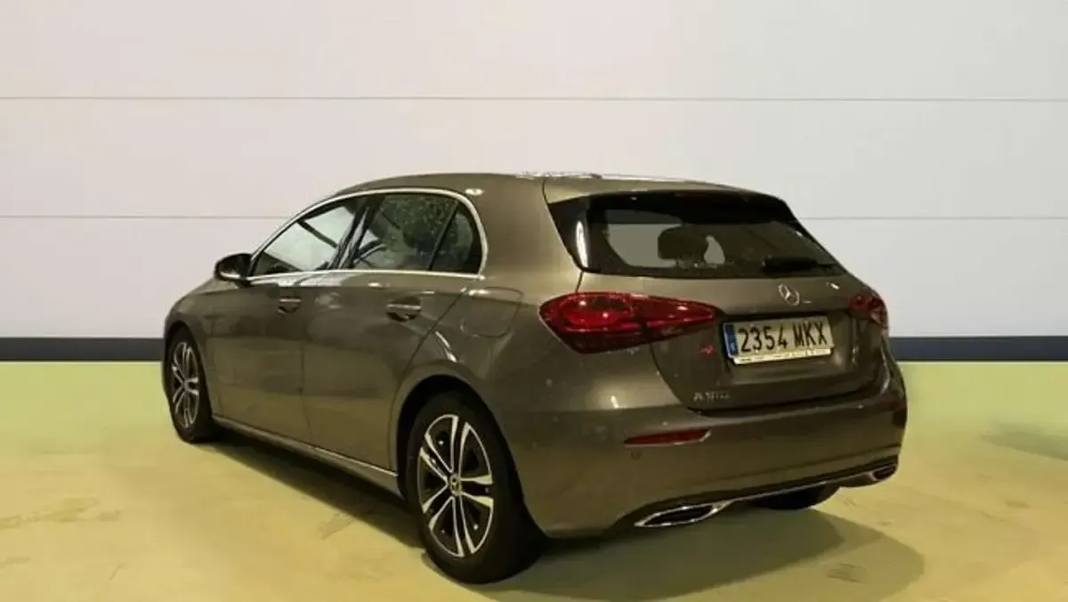 Usado Mercedes A180 136 CV (100 kW) 2023 Gris Berlina