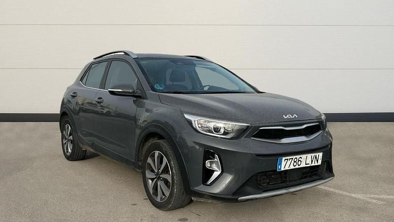 Usado Kia Stonic 100 CV (73 kW) 2021 Gris / plata SUV