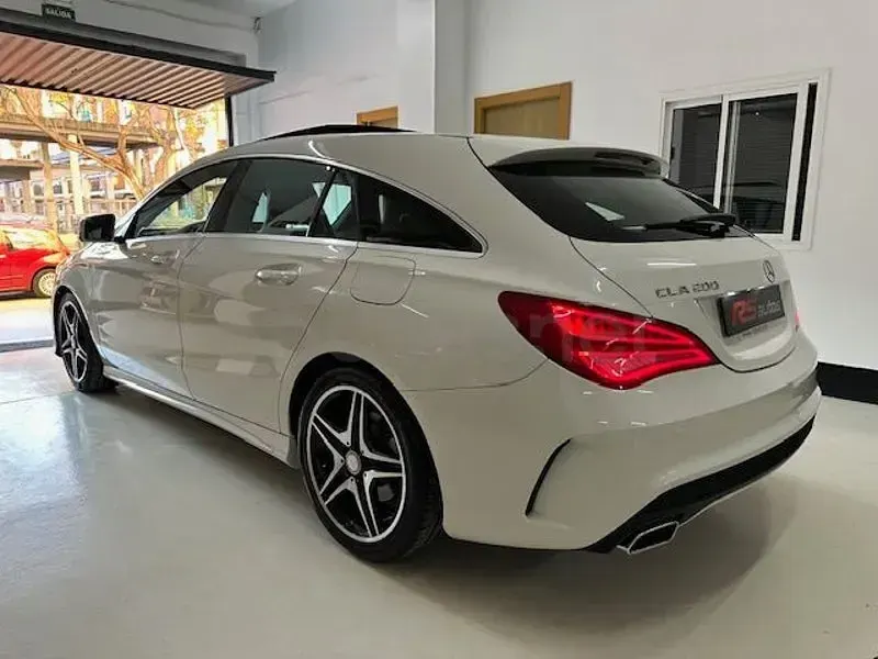 Usado Mercedes CLA200 Shooting Brake AMG line 136 CV (100 kW) 2015 Blanco Familiar