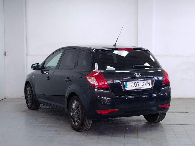 Usado Kia Ceed 91 CV (66 kW) 2010 Negro Utilitario