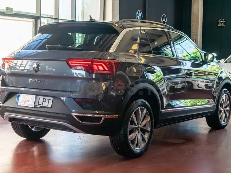 Usado VW T-Roc Advance 150 CV (110 kW) 2021 Gris / plata SUV