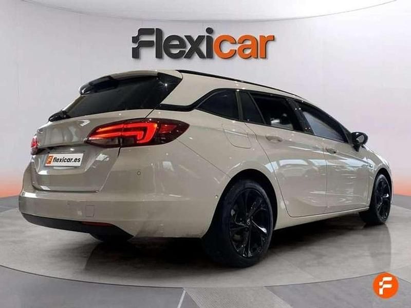 Usado Opel Astra Edition 105 CV (77 kW) 2021 Blanco Familiar