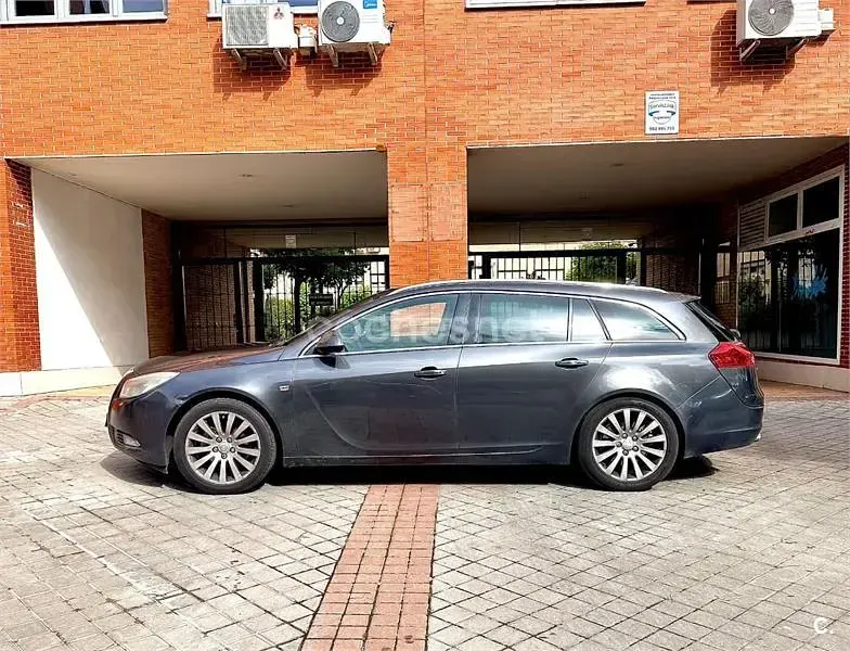 Usado Opel Insignia Cosmo 130 CV (95 kW) 2010 Gris / plata Familiar