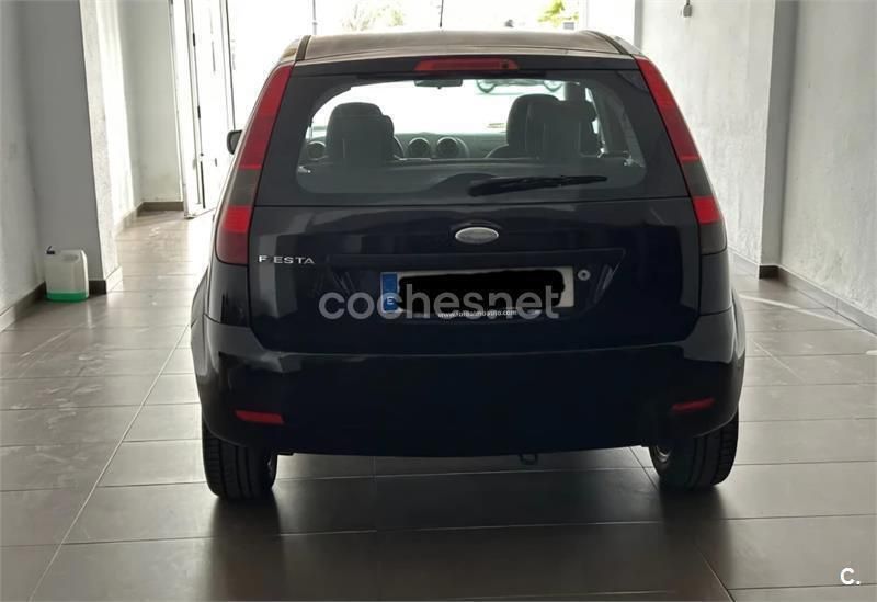 Negro Usado 2005 Ford Fiesta Trend Utilitario | 3800 € (Un poco caro) - Imagen 1/4