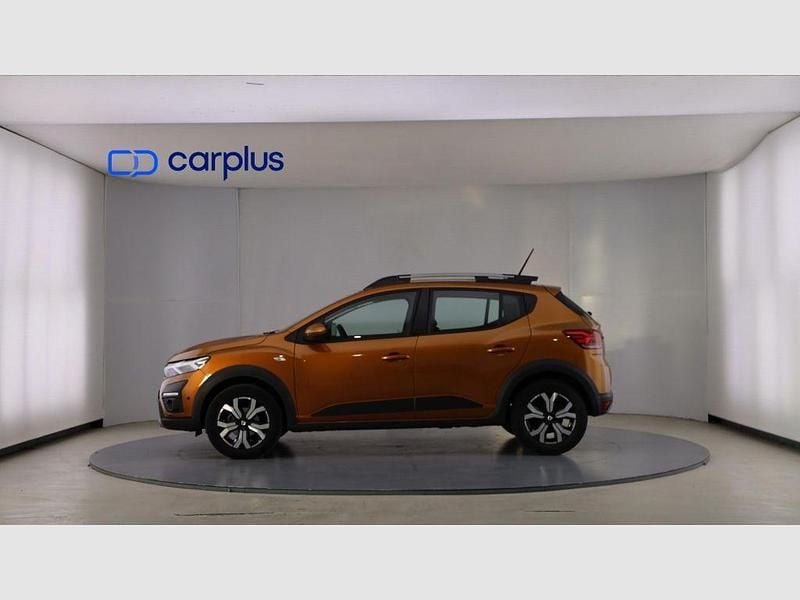 Usado Dacia Sandero Comfort 91 CV (66 kW) 2022 Naranja atacama (metalizado) Utilitario