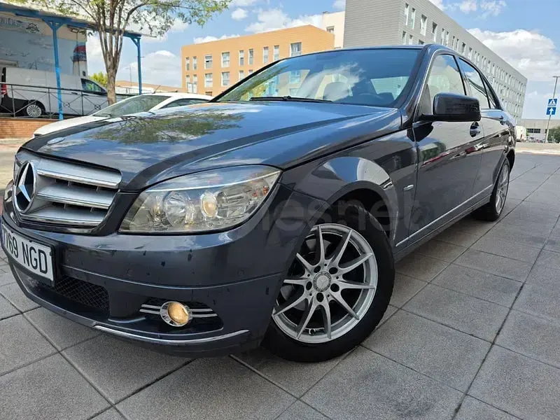 Usado Mercedes C200 Avantgarde 136 CV (100 kW) 2010 Azul Berlina