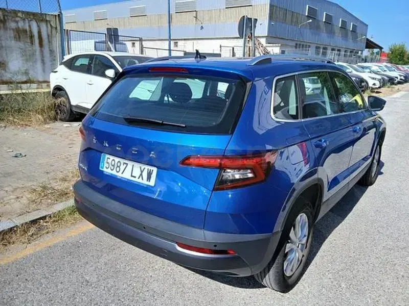Usado Skoda Karoq Ambition 110 CV (80 kW) 2022 Azul SUV