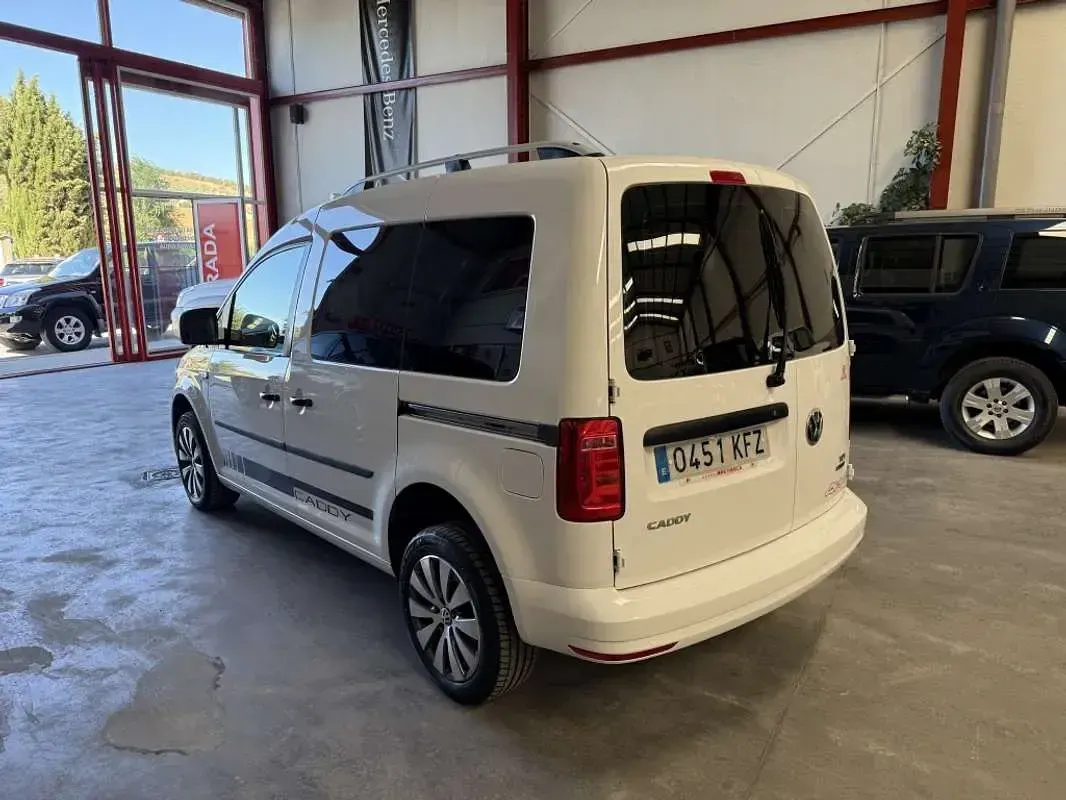 Usado VW Caddy Trendline 122 CV (89 kW) 2017 Blanco Monovolumen