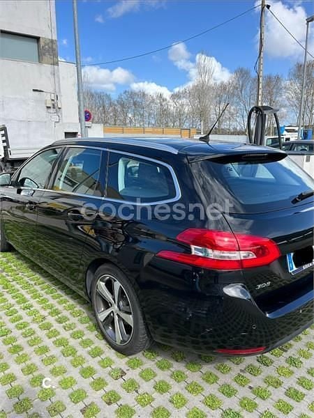 Usado Peugeot 308 SW Allure 130 CV (95 kW) 2015 Negro Familiar