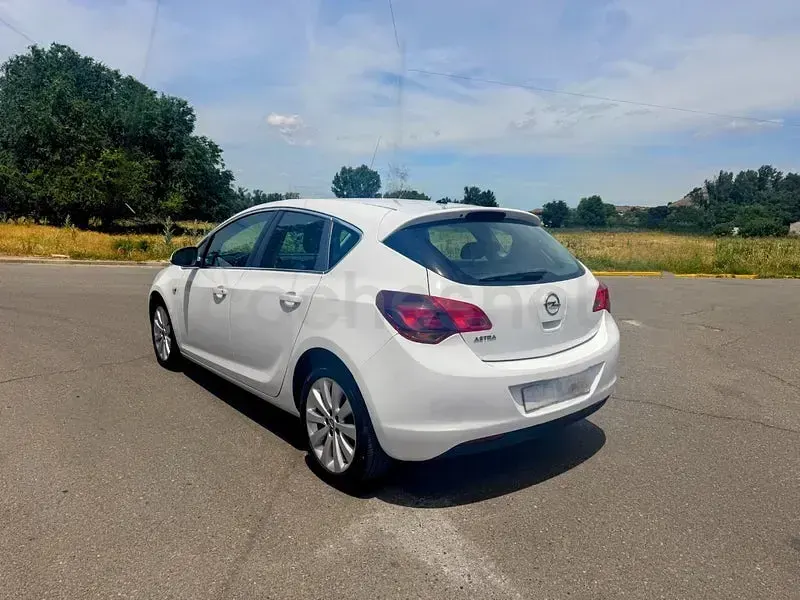 Usado Opel Astra Cosmo 115 CV (84 kW) 2010 Blanco Berlina