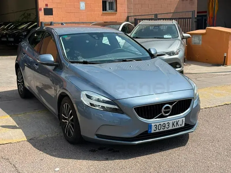 Usado Volvo V40 Momentum 120 CV (88 kW) 2018 Azul Berlina