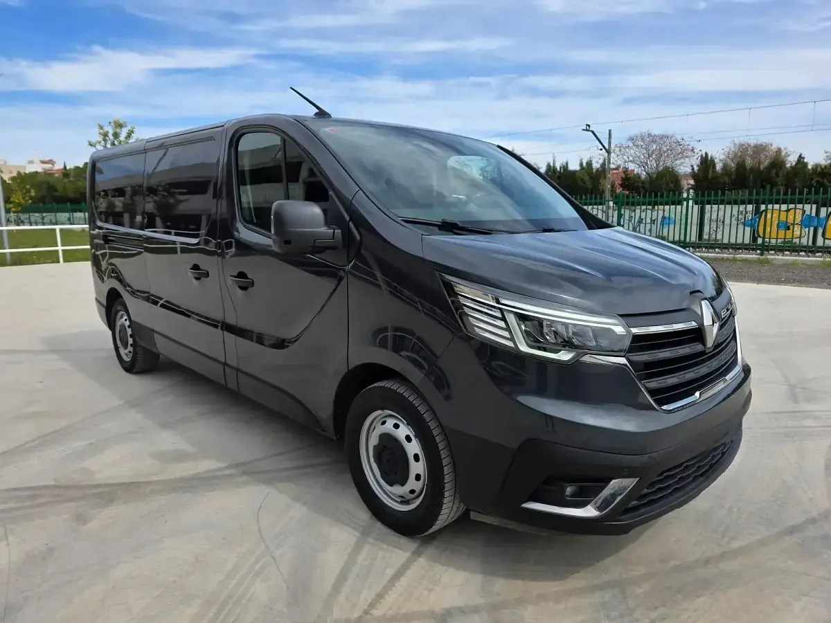 Usado Renault Trafic 130 CV (95 kW) 2022 Gris Monovolumen