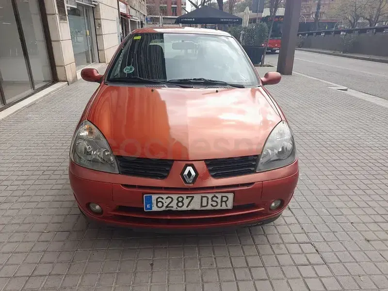 Usado Renault Clio II Authentique 60 CV (44 kW) 2005 Rojo Berlina