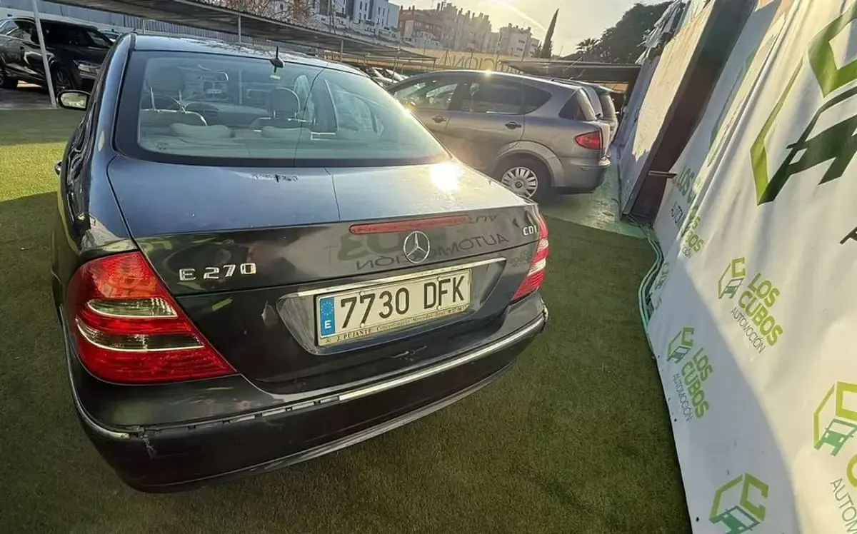 Usado Mercedes E270 Elegance 170 CV (125 kW) 2004 Negro Familiar
